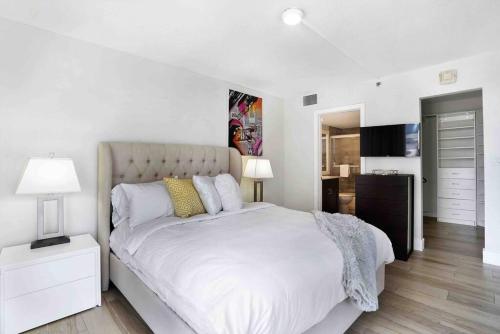 Aqua Marina! Water & City Views!