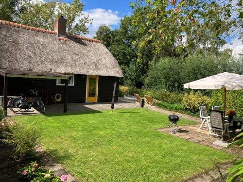 Oasis holiday home in Giethoorn next to canal, boat extra, Zwolle