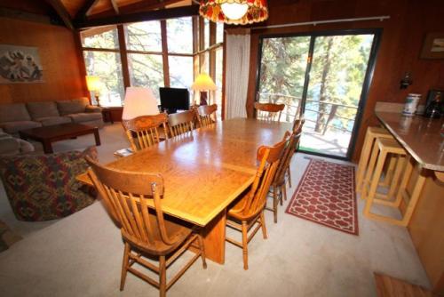 2 bedroom, 2 bath, sleeps 6 Direct Donner Lake Access DLR#038 in Truckee, USA