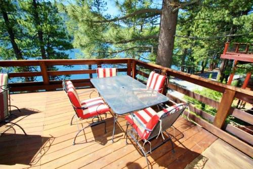3 bedroom and Loft, 3 bath, sleeps 8 Direct Donner Lake Access DLR#070 in Truckee, USA