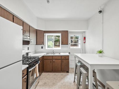 Oakland/University @D Modern and Spacious Private Bedroom with Shared in Pittsburgh, USA