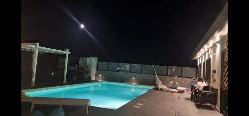 Queen Room with Pool View image 2