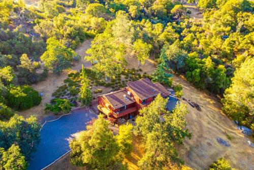 Exterior view, Yosemite Cowboy Cabin in Oakhurst