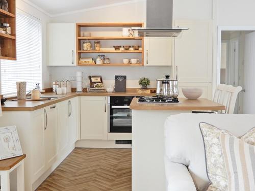 virtuve, Shropshire Lodges - Romantic Luxury Hot Tub Breaks in Billingsley