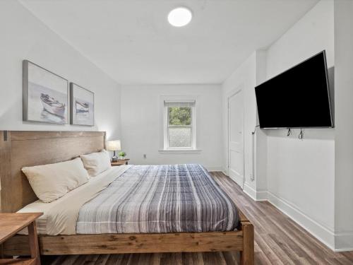 Oakland/University @F Spacious and Quiet Private Bedroom with Shared Bathroom