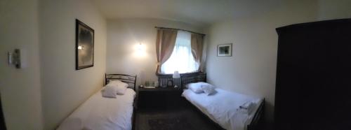 4 twin beds