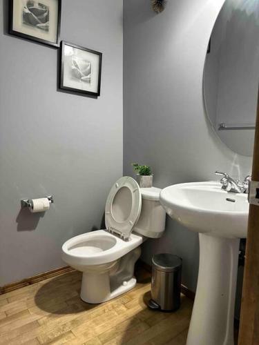 Spacious, 2-story Family-Friendly home, Calgary (Foto 8)
