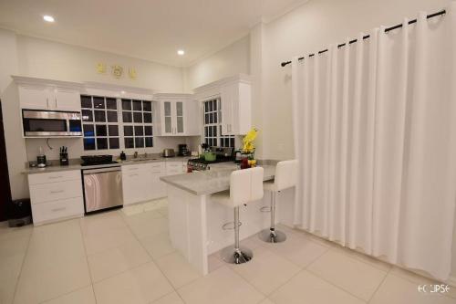 Modern 3-bed Lux Apt with Jacuzzi/Free Parking