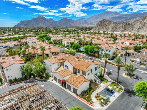 Luxurious Villa with Majestic Mountain View, 12 Pools, Spas, Ground Floor in La Quinta, USA