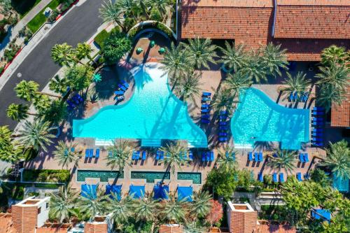 Luxurious Villa with Majestic Mountain View, 12 Pools, Spas, Ground Floor in La Quinta, USA