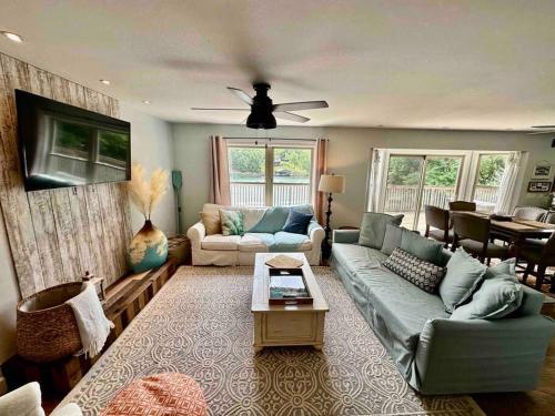 Lake House perfect for family of 10 in Princeton (IL)