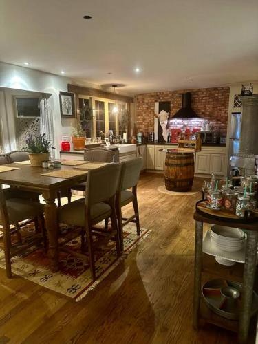 Lake House perfect for family of 10 in Princeton (IL)