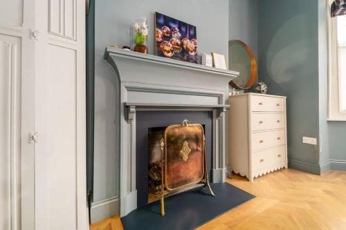Cozy 2 Bedroom garden flat, Londyn