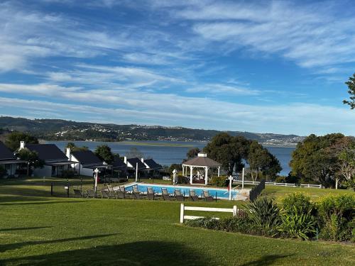 Swimmingpool, Blu Belle Lagoon Cottage in Belvidere