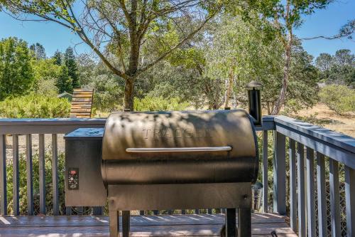 Pet-Friendly Coarsegold Vacation Rental with Deck!