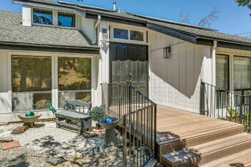 Pet-Friendly Coarsegold Vacation Rental with Deck!