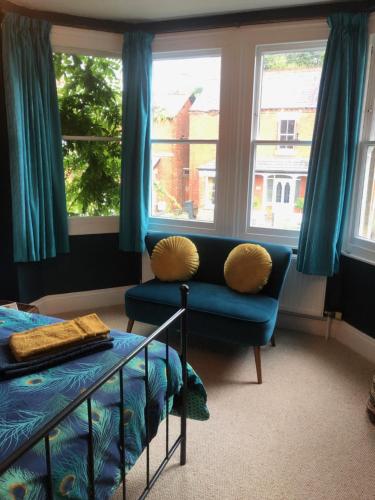 Stylish, spacious rooms in quiet avenue near Stroud centre