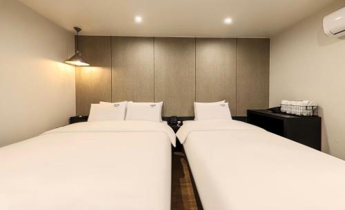 1 double bed, 1 twin bed