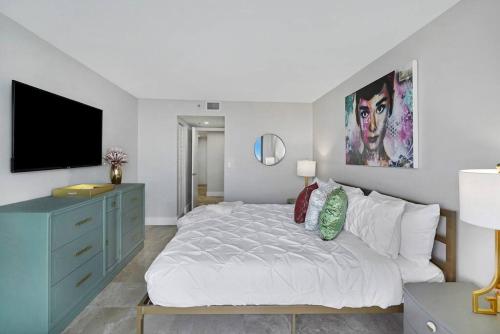 The Audrey! Penthouse With Direct Water Views! - Tap to explore photos