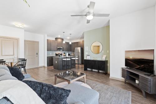 Luxe 3B/2B Getaway - Pool, Gym, Parking, Pet Wash in Leander, USA