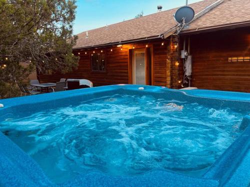 A Cozy Cabin Escape in Tijeras-Hot Tub-Game room-Pet Friendly! in Tijeras, USA