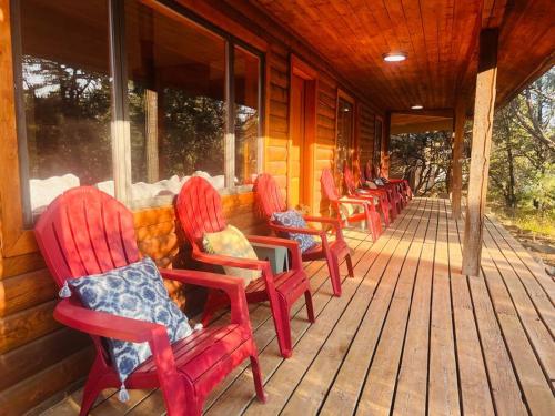 A Cozy Cabin Escape in Tijeras-Hot Tub-Game room-Pet Friendly! in Tijeras, USA