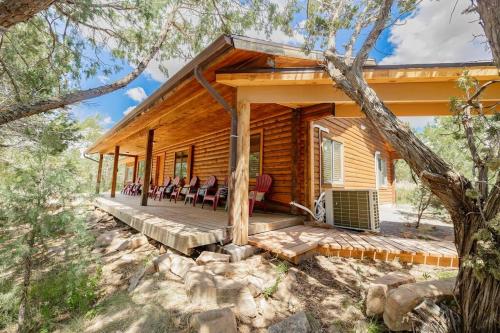 A Cozy Cabin Escape in Tijeras-Hot Tub-Game room-Pet Friendly! in Tijeras, USA