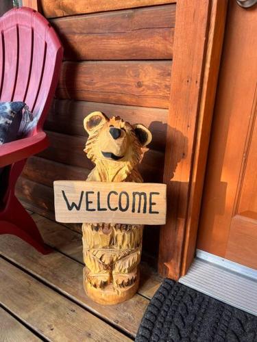 A Cozy Cabin Escape in Tijeras-Hot Tub-Game room-Pet Friendly! in Tijeras, USA
