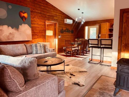 A Cozy Cabin Escape in Tijeras-Hot Tub-Game room-Pet Friendly! in Tijeras, USA