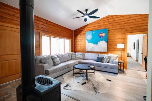 A Cozy Cabin Escape in Tijeras-Hot Tub-Game room-Pet Friendly! in Tijeras, USA