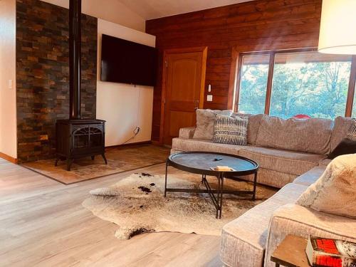 A Cozy Cabin Escape in Tijeras-Hot Tub-Game room-Pet Friendly! in Tijeras, USA