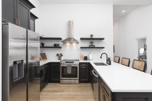 Luxury 6 Bed 3 Bedroom Walk to Restaurants and Coffee in Nashville, USA
