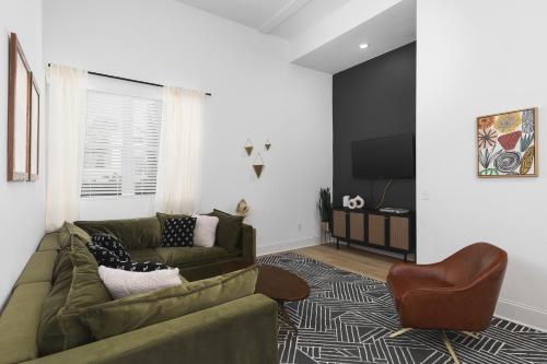 Luxury 6 Bed 3 Bedroom Walk to Restaurants and Coffee in Nashville, USA