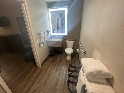 Econo Lodge Inn & Suites Murfreesboro - image 9