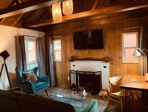 Deluxe Fireplace Cabin