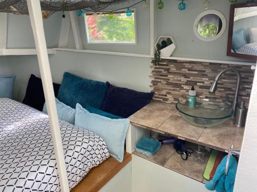 Cozy jungle boat hideaway with stunning ocean view in Captain Cook (HI)