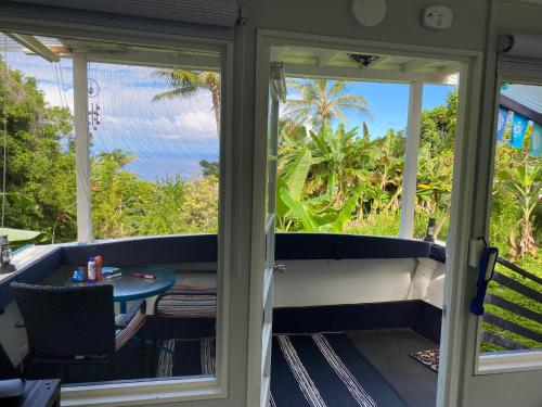 Erkély/terasz, Cozy jungle boat hideaway with stunning ocean view in Captain Cook (HI)