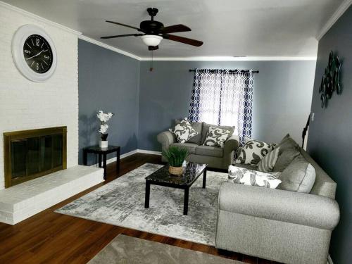 Spacious 3 Bedroom 2.5 Baths home. Free parking and Wi-Fi in Charlotte, USA