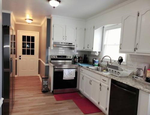 Spacious 3 Bedroom 2.5 Baths home. Free parking and Wi-Fi in Charlotte, USA