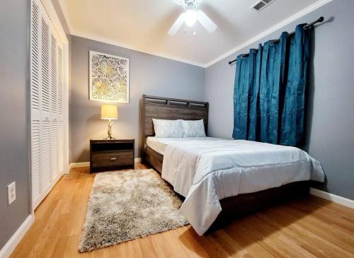 Spacious 3 Bedroom 2.5 Baths home. Free parking and Wi-Fi in Charlotte, USA