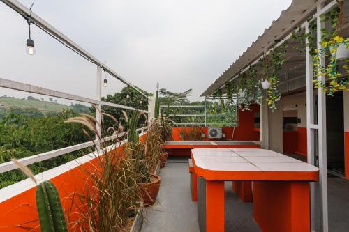 Balcony/terrace, RedDoorz near The Jungle Waterpark Bogor in Bogor Selatan