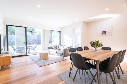 Cozy 4BR Getaway w/ Parking - 600m to Chadstone!, Oakleigh
