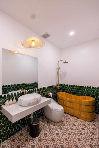 room detail thumbnail 2