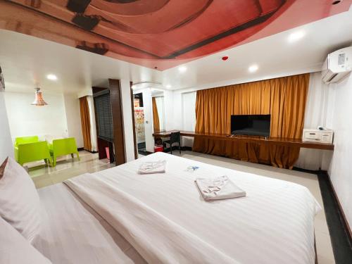 room detail thumbnail 1