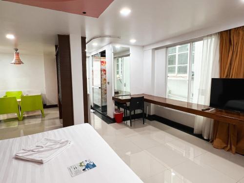 room detail thumbnail 2