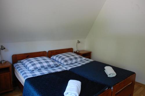 2 twin beds, 1 sofa bed