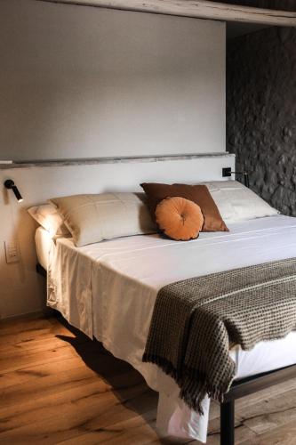 1 king bed, 1 sofa bed
