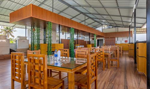 ห้องอาหาร, Treebo vSaffron Regency, Punnamada Lake in อัลเลปเปย