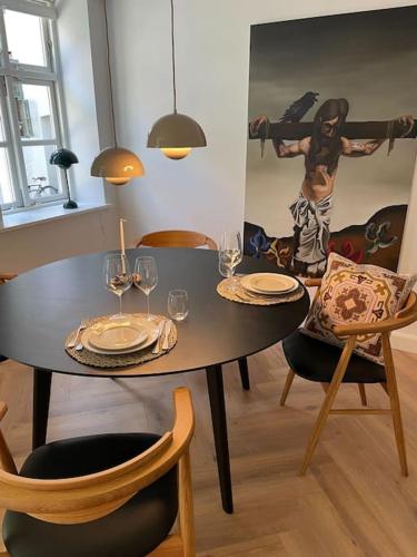  Nyrenoveret charmerende lejlighed i Odense C! in Odense
