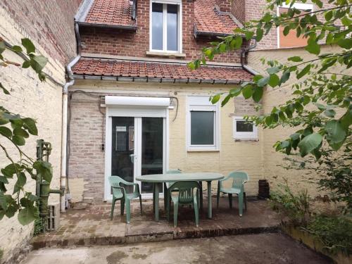 B&B Saint-Quentin - La Saint Quentinoise (avec cour) - Bed and Breakfast Saint-Quentin